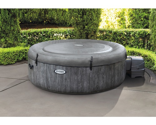 Aufblasbarer Intex Whirlpool mit Abdeckung im Garten