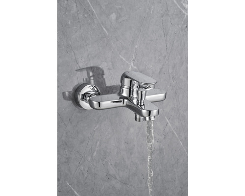 Wandmontierte Badewannenarmatur mit Wasserstrahl