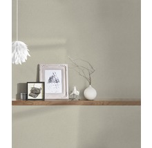 Wandgestaltung mit Tapete, Regalen und dekorativen Objekten für ein stilvolles Interieur.