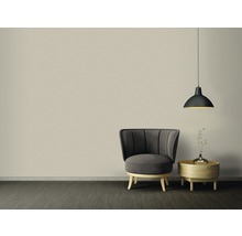 Zimmer mit Sessel, Beistelltisch und Hängelampe
