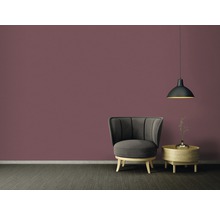 Zimmer mit Sessel, Beistelltisch und Hängelampe