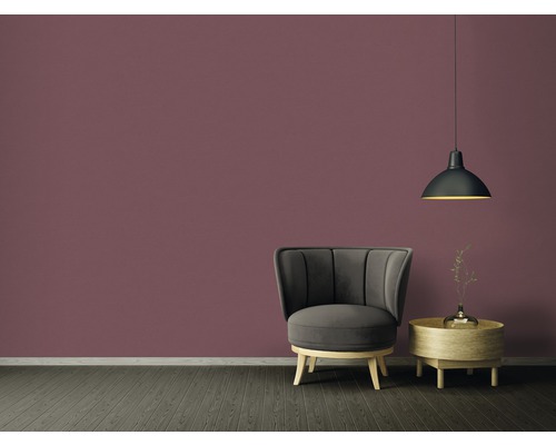 Zimmer mit Sessel, Beistelltisch und Hängelampe