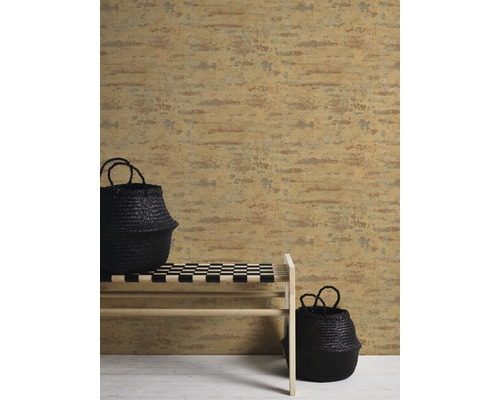 Innenraum mit gemusterter Tapete, Bank und zwei schwarzen Körben.