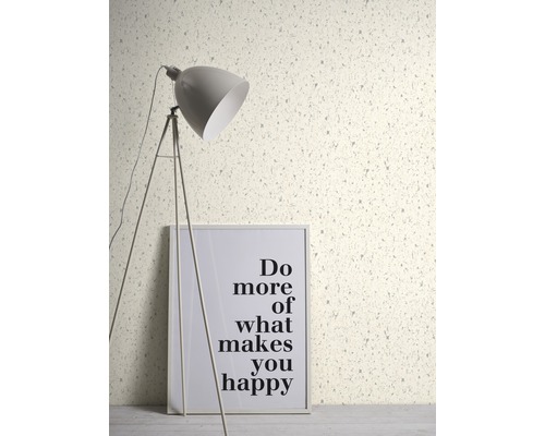 Szene mit einer strukturierten Tapete, einer Stehlampe und einem gerahmten Bild