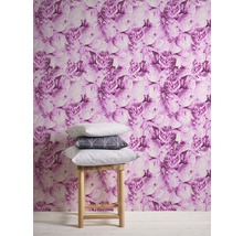 Wand mit Blumentapete und Hocker mit Kissen