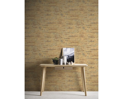 Einrichtungsbeispiel mit strukturierten Tapeten hinter einem Holztisch mit Dekorationen.