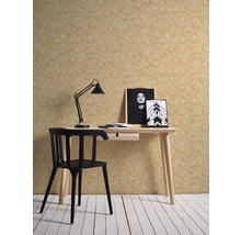 Schreibtisch mit Schreibtischlampe, Stuhl und Dekoration für ein Arbeitszimmer