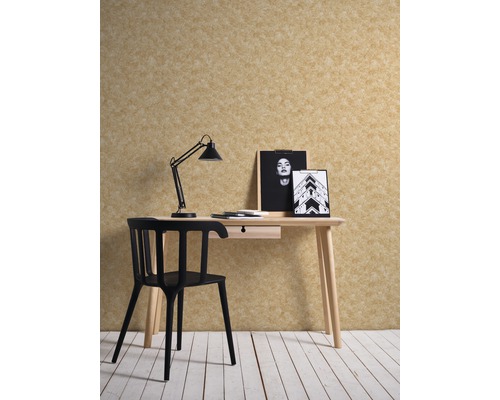 Schreibtisch mit Schreibtischlampe, Stuhl und Dekoration für ein Arbeitszimmer