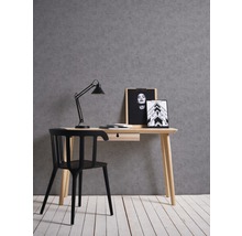 Schreibtisch mit Stuhl, Lampe und Bildern in einem Arbeitszimmer