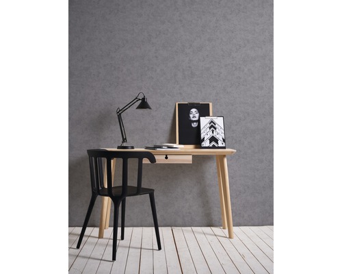 Schreibtisch mit Stuhl, Lampe und Bildern in einem Arbeitszimmer