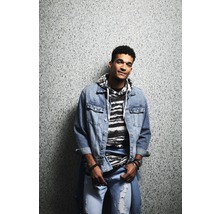 Mann mit Jeansjacke und Jeanshose