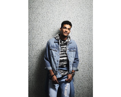 Mann mit Jeansjacke und Jeanshose