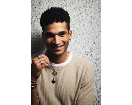 Porträt eines Mannes mit Ring, Armbändern und Halsketten