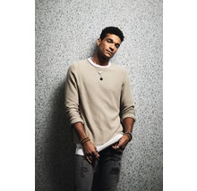 Mann in Pullover, T-Shirt und Jeans