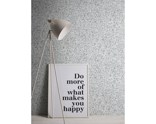 Innenraum mit Stehlampe, gerahmtem Zitat und Muster-Tapete