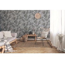 Wohnzimmer mit grauer Tapete, Sofa, Sessel und Holzboden