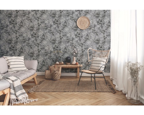 Wohnzimmer mit grauer Tapete, Sofa, Sessel und Holzboden