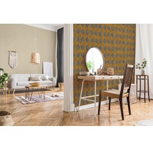 Wohnzimmer mit Sofa, Tisch, Dekoration und gemusterter Tapete