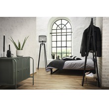 Helles Schlafzimmer mit Bett, Fenster, Lampe, Kommode und Kleiderständer