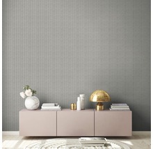 Wohnzimmer mit grauer Tapete, Sideboard und Dekoration