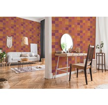 Wohnzimmer mit gemusterter Tapete, Sofa und Holzboden