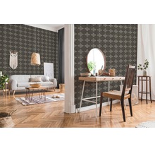 Dekoriertes Wohnzimmer mit gemusterter Tapete, Sofa und Holzboden