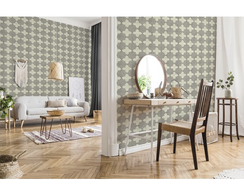 Wohnzimmer mit gemusterter Tapete, Sofa und Holzboden