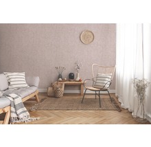 Wohnzimmer mit Sofa, Sessel, Teppich und dekorativen Elementen für ein gemütliches Ambiente