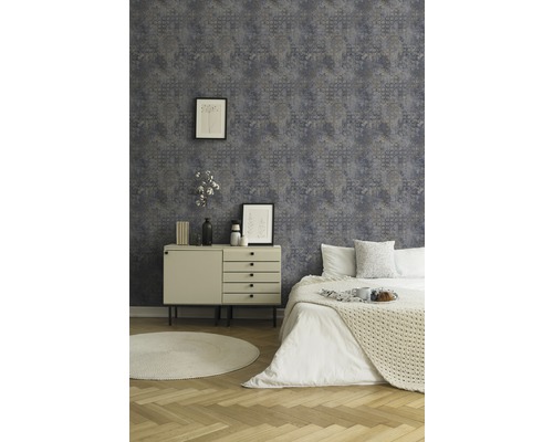 Schlafzimmer mit gemusterter Tapete, Kommode und Bett