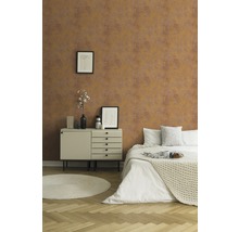 Schlafzimmer mit gemusterter Wandtapete, Kommode und Bett.