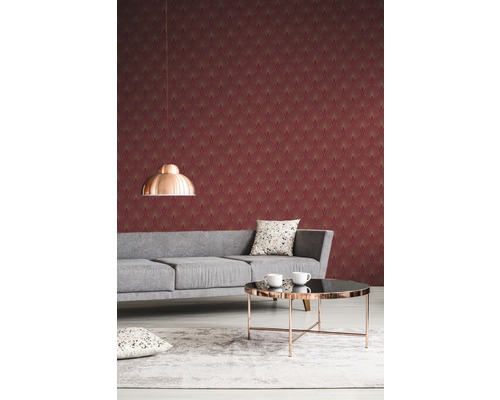 Wohnzimmer mit roter Tapete im Art-déco-Stil, grauem Sofa und Couchtisch