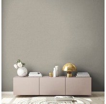 Wohnraum mit grauer Wand, Sideboard und Dekorationsartikeln