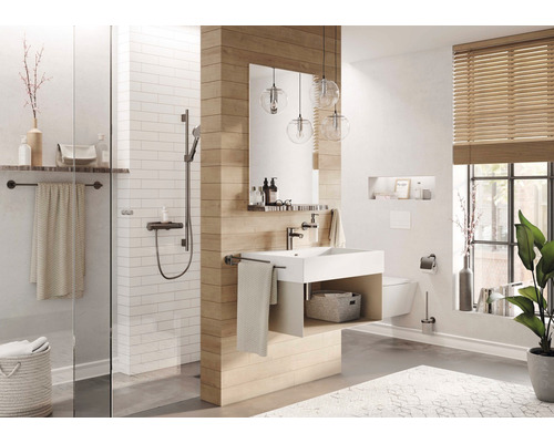 Helles Badezimmer mit Dusche, Waschbecken, Spiegel und Fenster