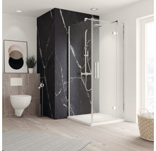 Badezimmer mit Duschkabine, Toilette und Marmorwand