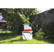 Gartenhäcksler im Einsatz im Garten
