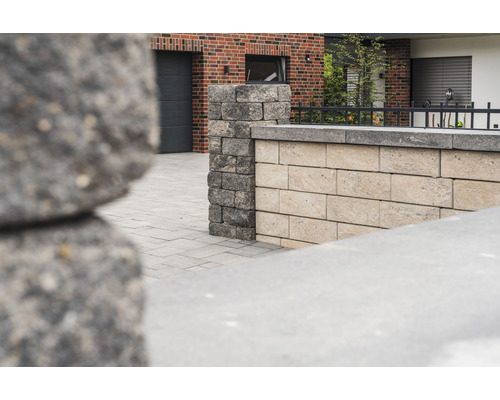Gartenmauer aus Betonsteinen mit Mauerpfeiler