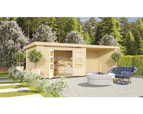 Holzgartenhaus mit geöffneten Türen und Büroeinrichtung im Garten