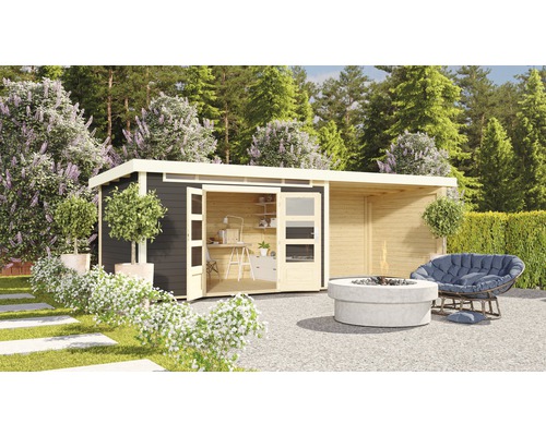 Garten mit Holzhaus, Feuerstelle und Sitzgelegenheit