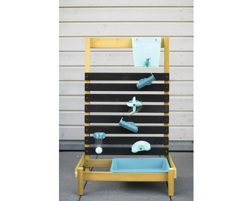 Wasserspielwand aus Holz mit Wasserbehälter und diversen Spielelementen