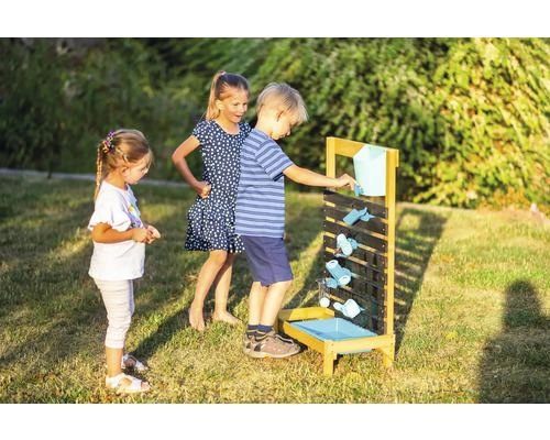 Kinder spielen mit einer Wasserspielbahn im Garten.