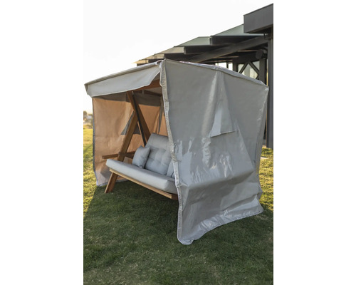 Gartenschaukel mit Schutzhülle auf Rasen