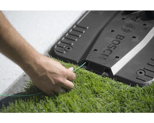 Installation einer Ladestation für einen Rasenmähroboter der Marke Bosch