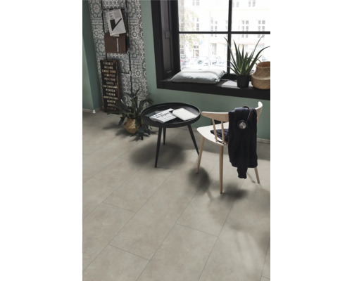 Wohnraum mit hellgrauem Bodenbelag in Fliesenoptik, Tisch, Stuhl und Fenster