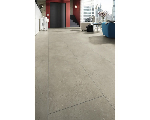 Beispiel eines modern eingerichteten Wohnraums mit Bodenfliesen in Steinoptik