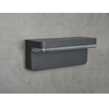 Graue Außenwandleuchte mit LED-Beleuchtung an einer Wand
