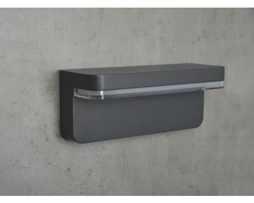 Graue Außenwandleuchte mit LED-Beleuchtung an einer Wand