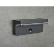 Wandleuchte mit Bewegungsmelder an einer Wand