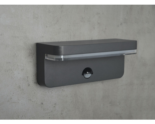 Wandleuchte mit Bewegungsmelder an einer Wand
