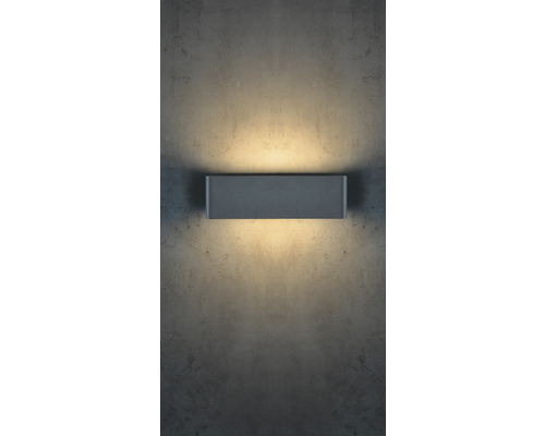 Rechteckige Wandleuchte an einer Wand