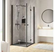 Begehbare Eckdusche mit schwarzem Rahmen und Duschsystem in einem Badezimmer.